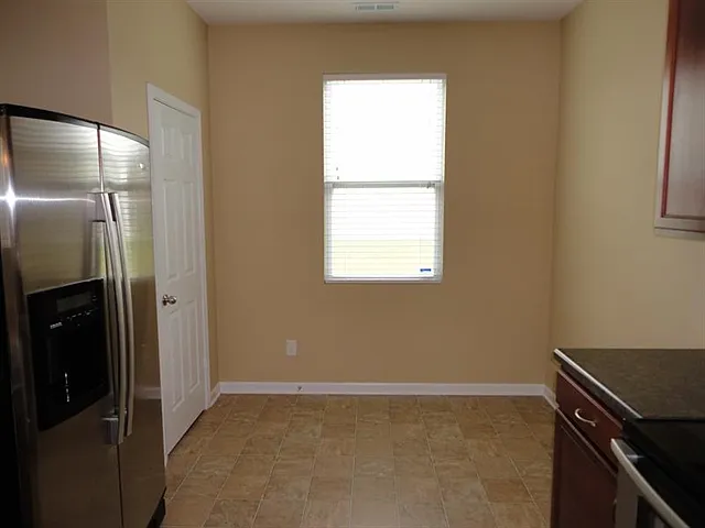3 bed, 2.5 bath, 2038 sqft, $2,230 — Photo 3