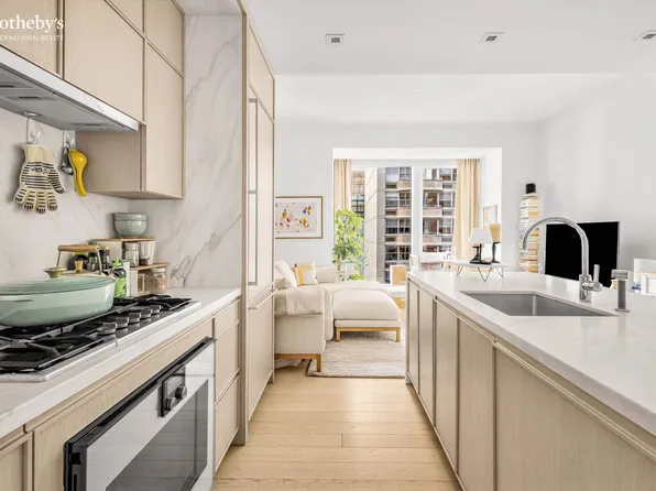 138 East 50th Street image 2 of 15