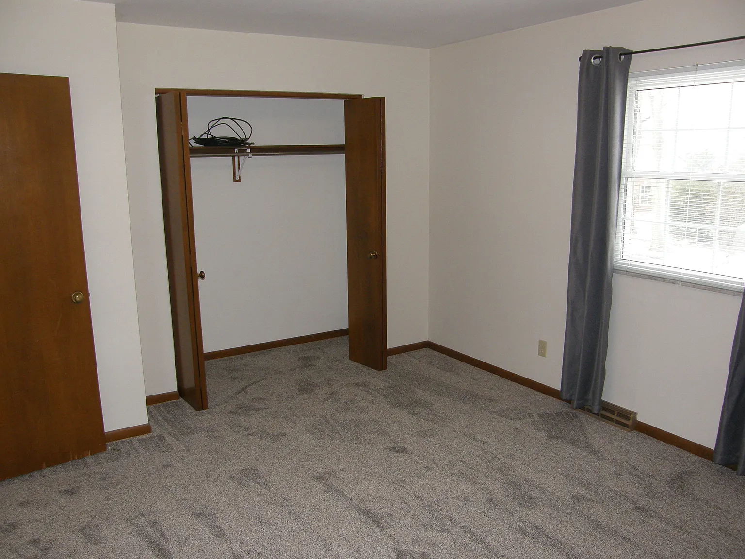2 bed, 1.5 bath, 1100 sqft, $1,300 — Photo 3