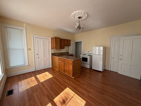 4th image of 138 Lawrence St Floor 1
