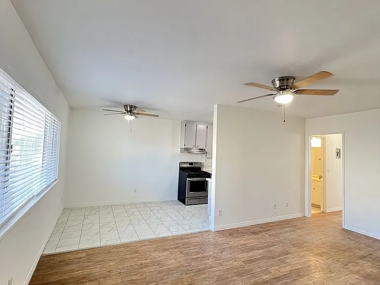 14650 Saticoy St — Photo 3