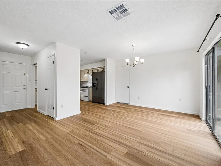 1600 Hazelwood St #B — Photo 4