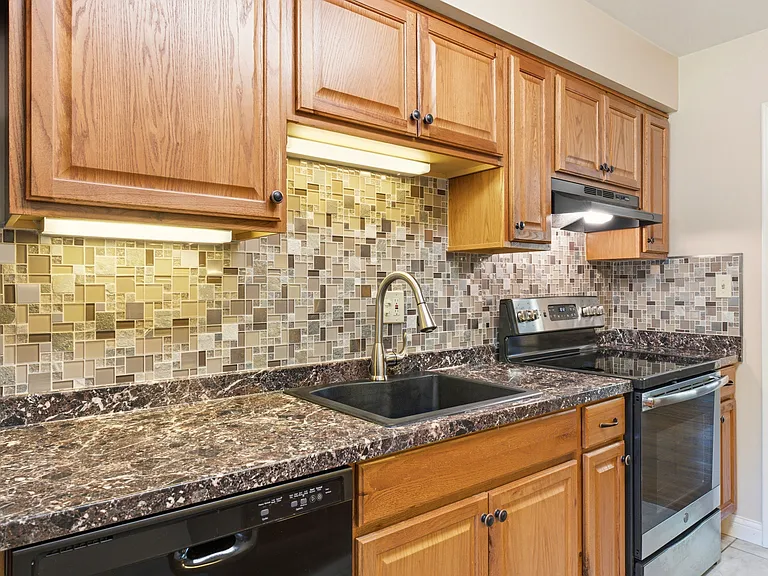 Note the nice cabinets.