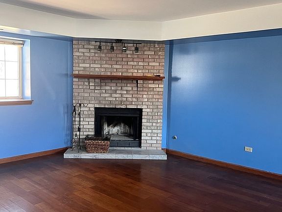 4th image of 19609 Oakwood Ave
