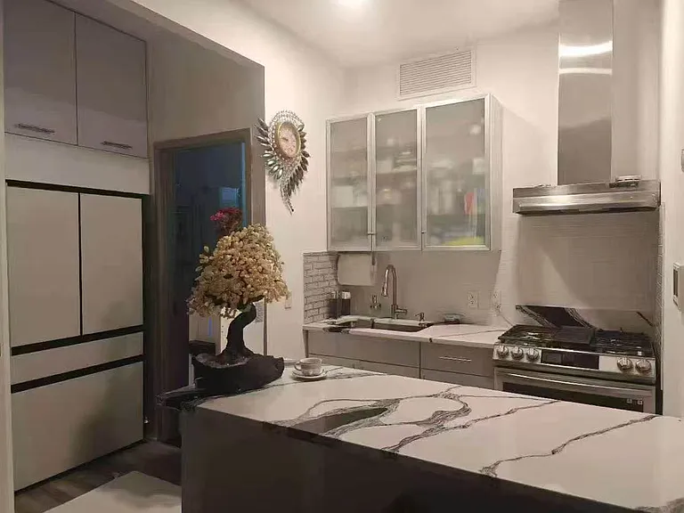 10 Mott St #3 — Photo 2