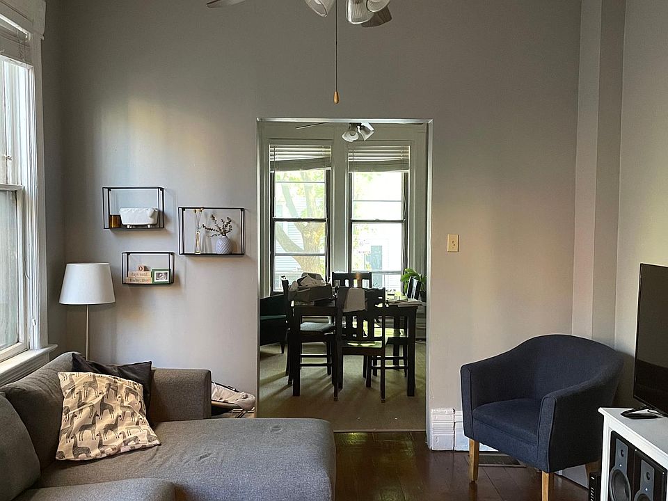 1st image of 1210 W Oakdale Ave #1