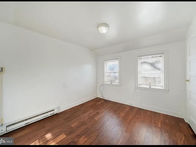 1133 Clover Ln — Photo 10