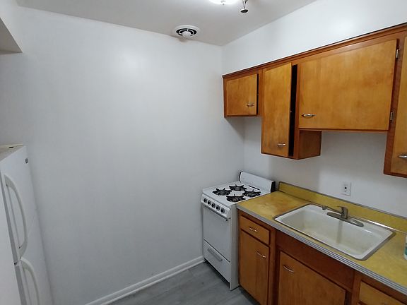 3rd image of 17808 Lakeshore Blvd #203