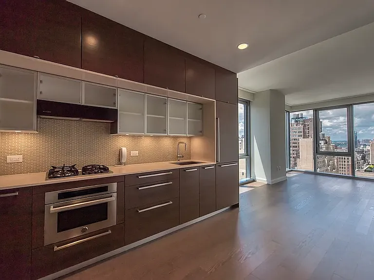 100 W 31st St #33I — Photo 1