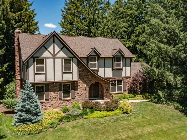 22W166 McCarron Rd, Glen Ellyn, IL 60137
