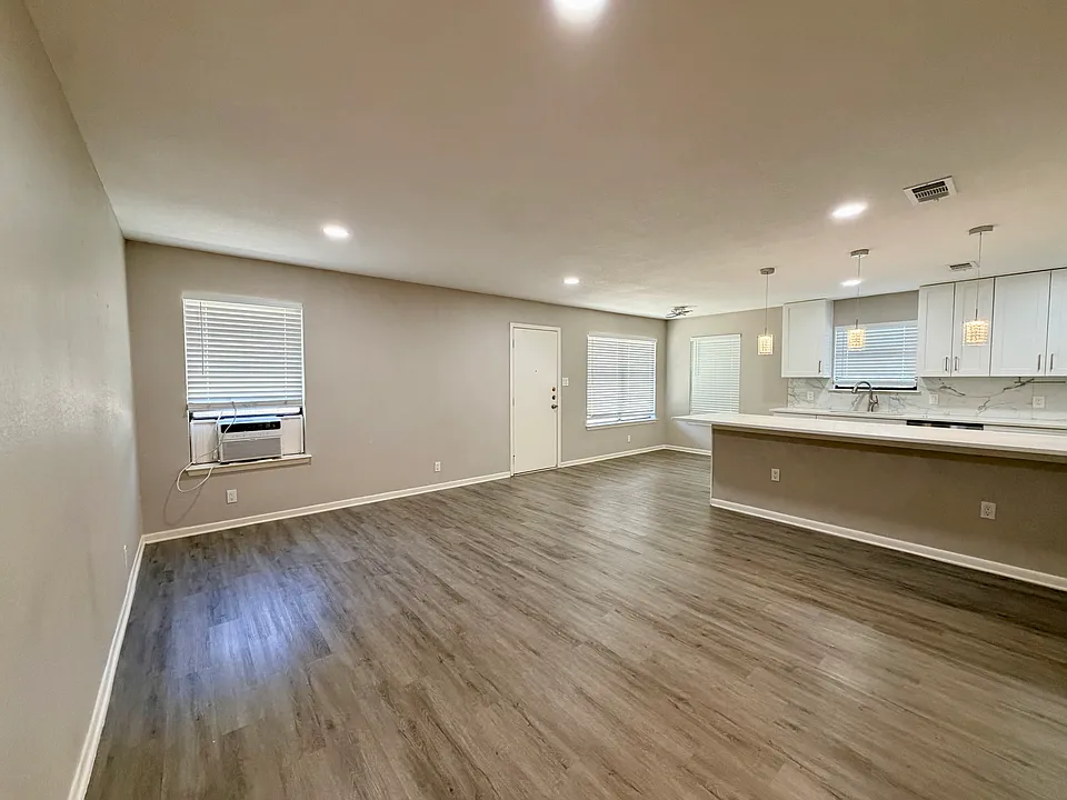 1403 Long Branch Dr