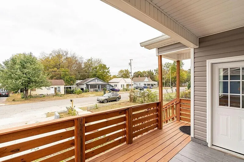3 bed, 2.0 bath, 1370 sqft, $1,995 — Photo 3