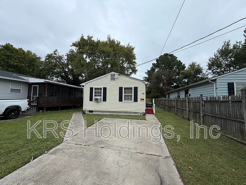 3 bed, 1.5 bath, 980 sqft, $1,695 — Photo 1