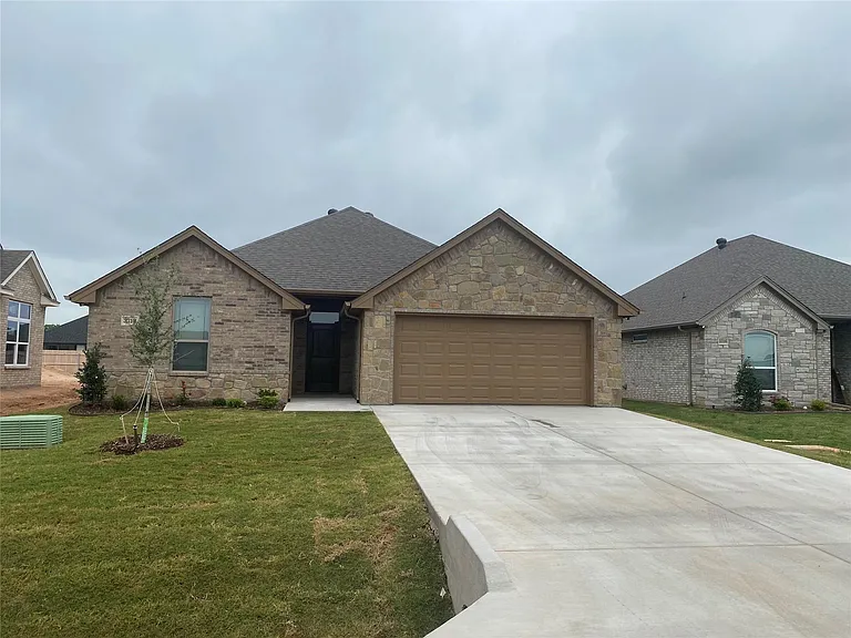 3318 White Horse Dr — Photo 1