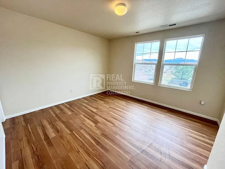 2575 Shannara Grv — Photo 10