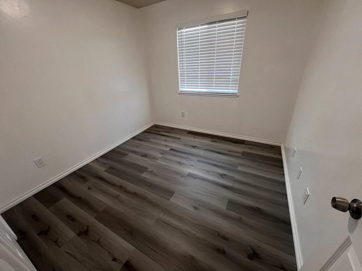 9717 N Loop Blvd — Photo 2