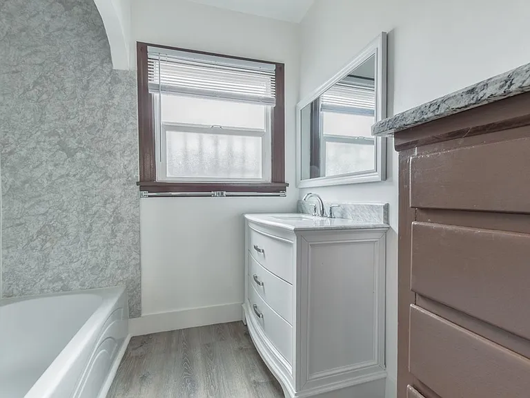 2226 S Redondo Blvd — Photo 10