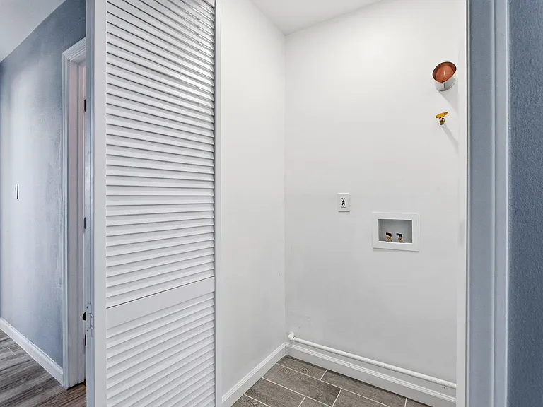 937 Elizabeth St — Photo 22
