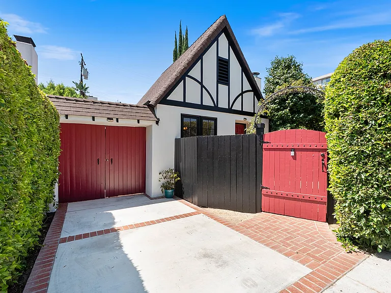 8818 Rosewood Ave — Photo 1