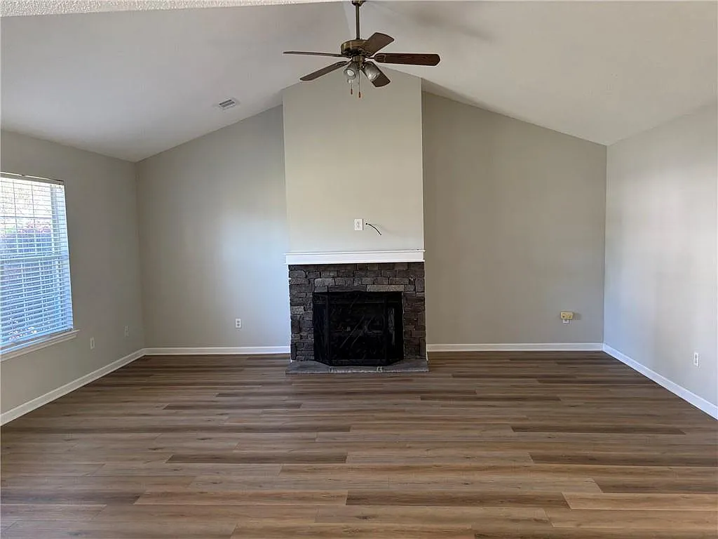 3 bed, 2.0 bath, 1786 sqft, $1,900 — Photo 2