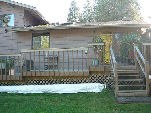 Rear deck off kitchen/dining