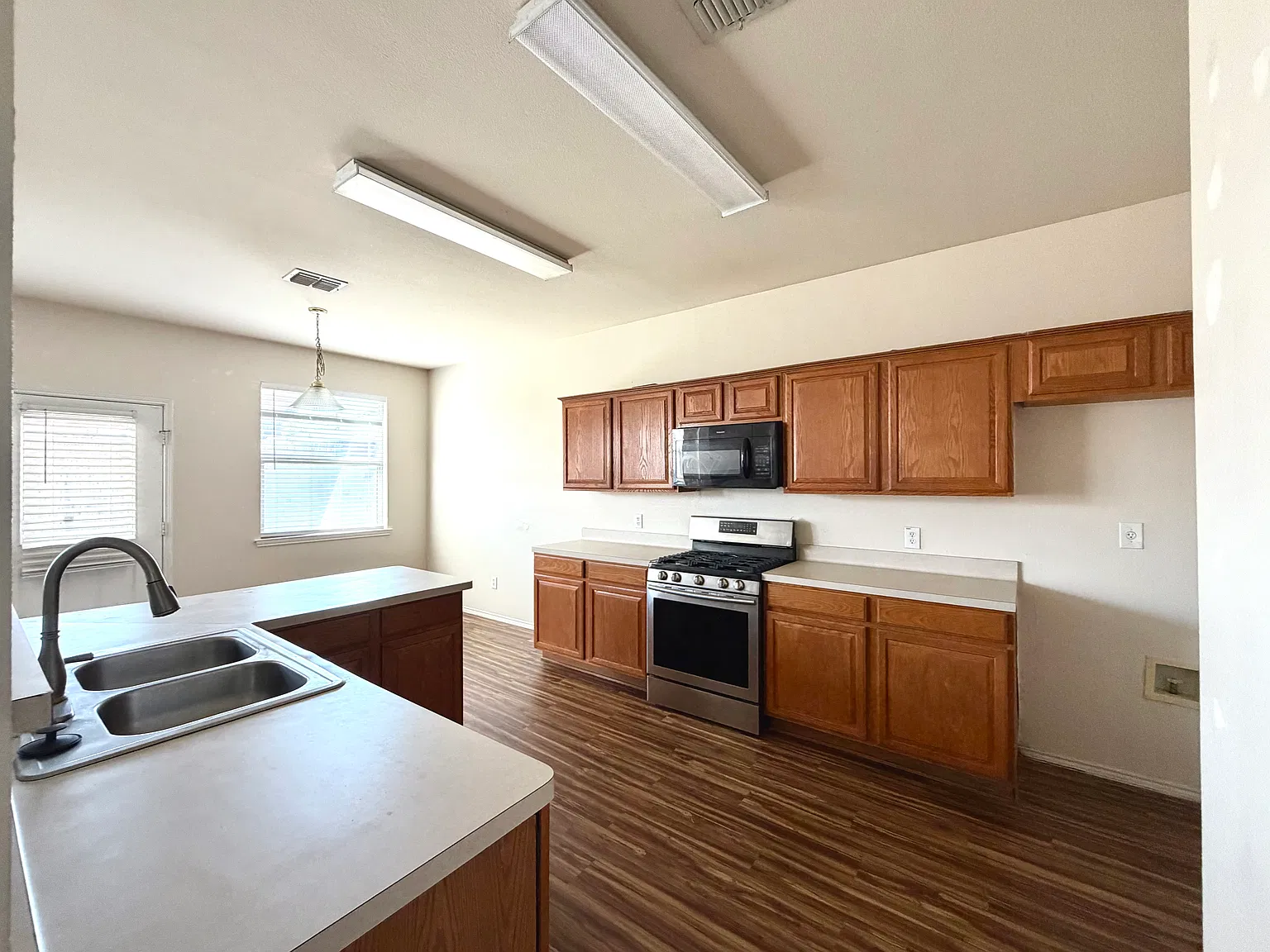 5 bed, 2.5 bath, 3372 sqft, $3,250 — Photo 3