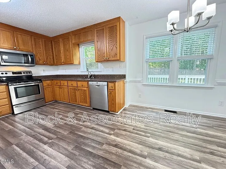 401 Holly Berry Ln — Photo 8