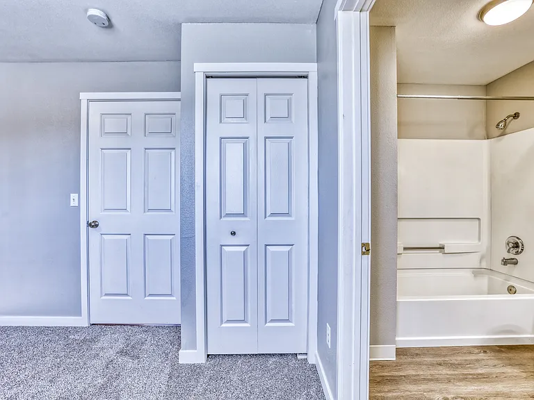 Selkirk Apartments — Photo 19