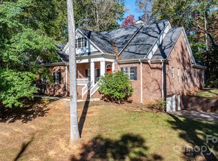 4100 Rainbow Hills Dr, Hickory, NC 28602