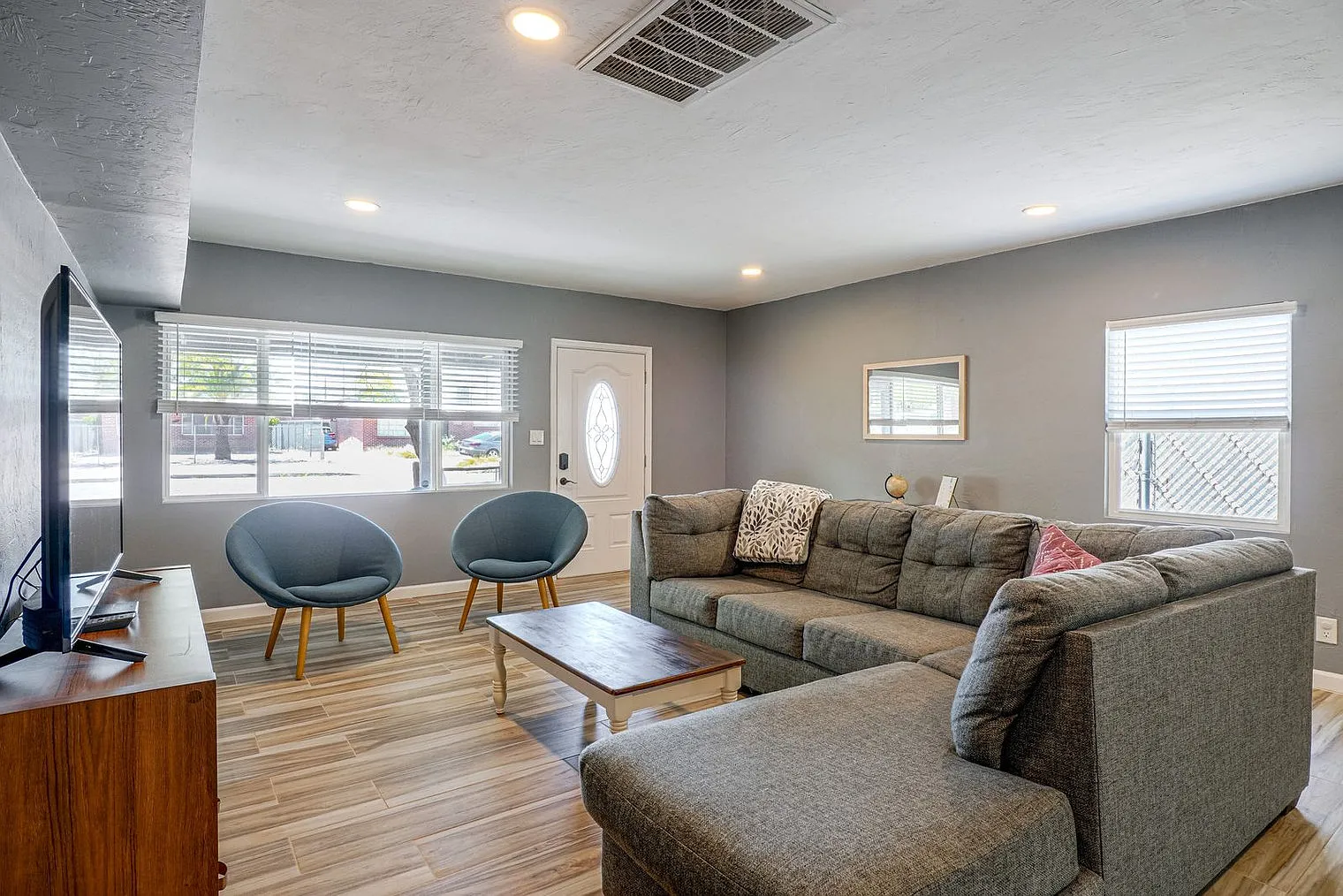 3 bed, 2.0 bath, 2002 sqft, $2,559 — Photo 2