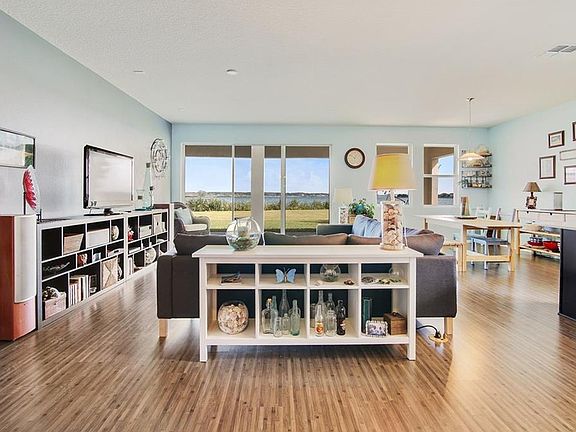 5th image of 289 Blue Cypress Dr
