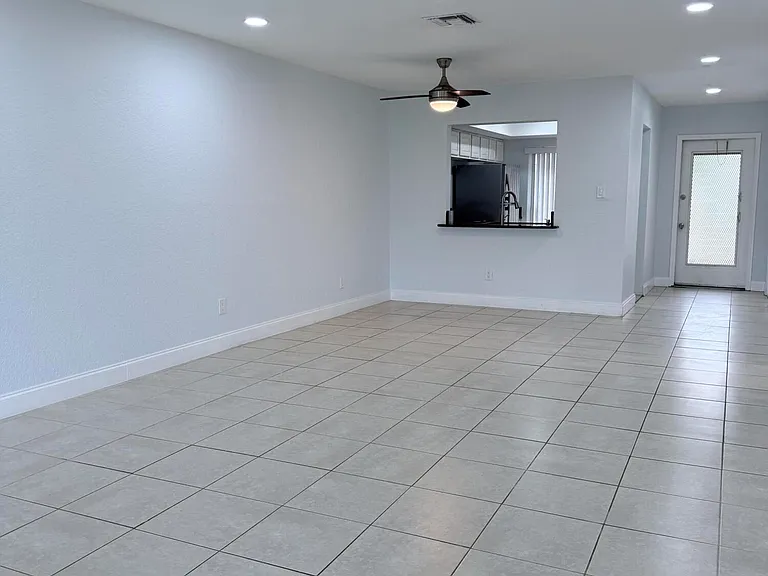 9640 NW 65th St #D10 — Photo 5