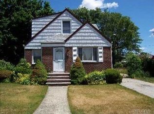 224 S King St, Elmont, NY 11003
