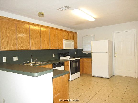 3rd image of 916 Willow Pond St