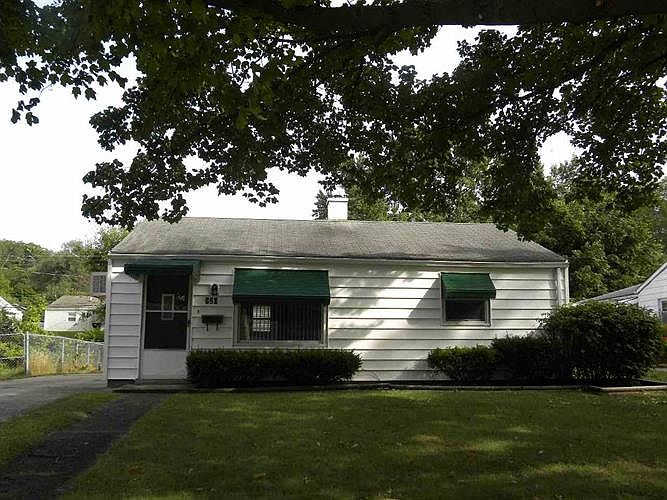 1st image of 920 E Chippewa Ave