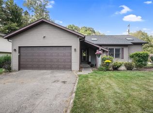 8532 Pettysville Rd, Pinckney, MI 48169