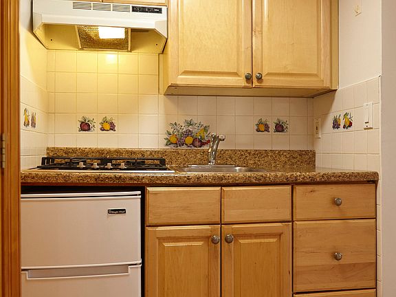 3rd image of 319 W 76th St APT 19