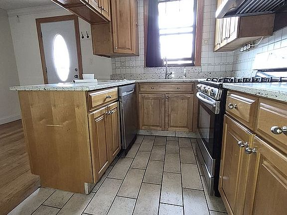 3rd image of 2033 28th St