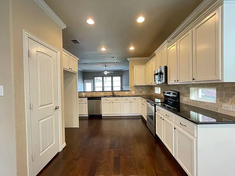1700 Medina Ln — Photo 6