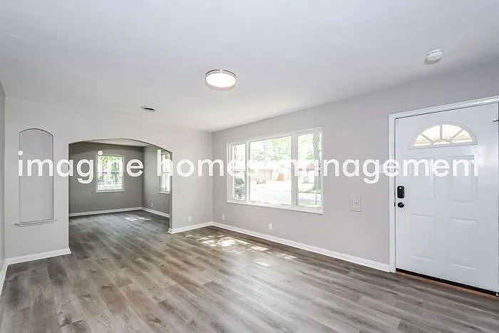 3 bed, 1.0 bath, 1302 sqft, $2,075 — Photo 2