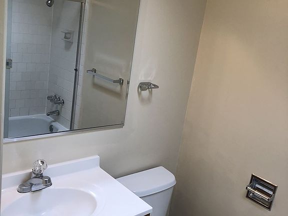 5th image of 832 Hawthorne St APT 24
