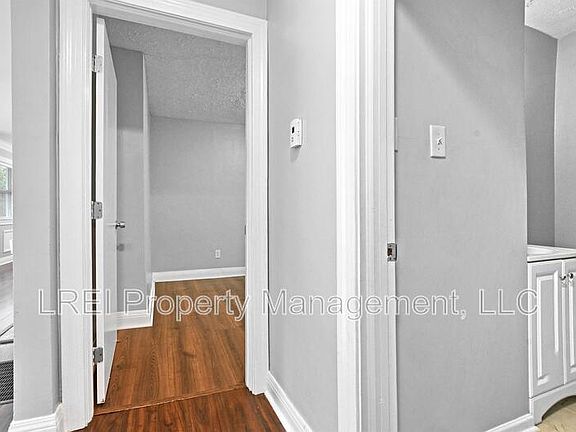5th image of 110 Woodmore Ave