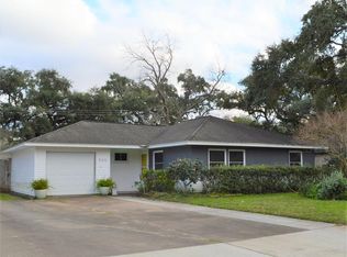 925 Magnolia St, Lake Jackson, TX 77566