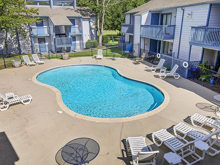 ROOKWOOD GOLF APARTMENTS — Photo 14