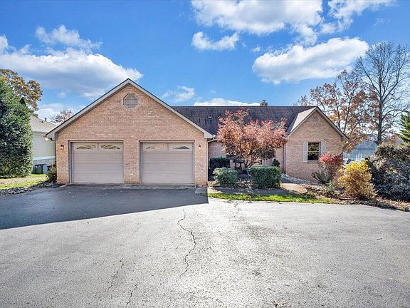 2nd image of 206 Park Shores Cir