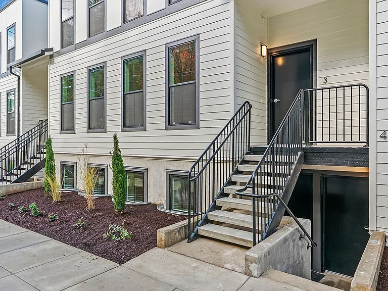 2175 SE Stark St — Photo 2