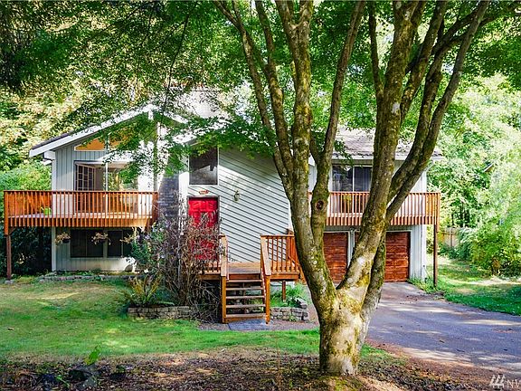 2nd image of 840 NE Melanie Ct
