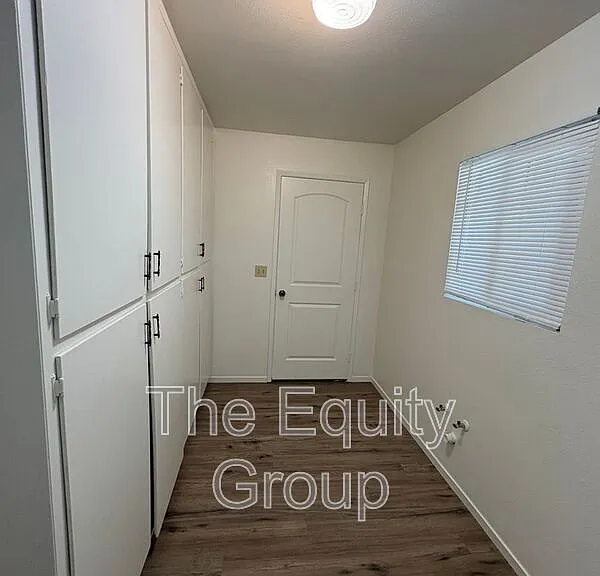 700 E Tulare Ave — Photo 17