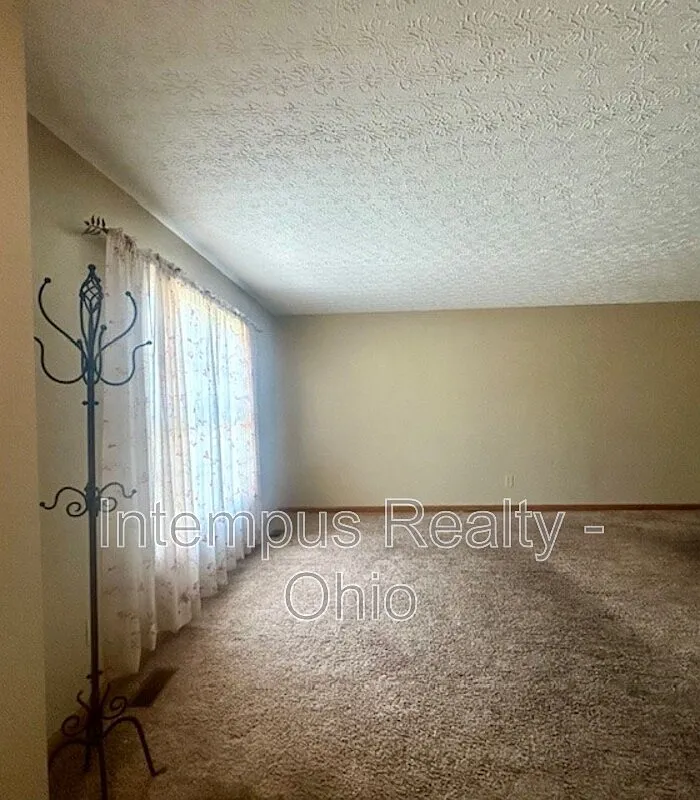 4 bed, 2.5 bath, 1900 sqft, $2,307 — Photo 3