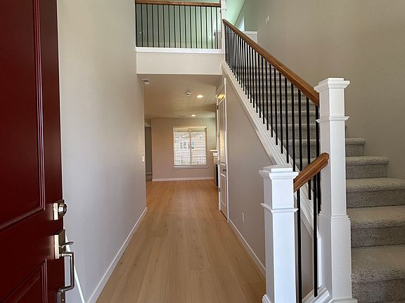 Bright entry w/ LVP flooring on main level